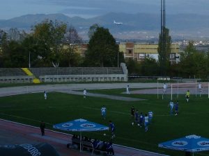 At least the arriving airplanes amuse the crowd